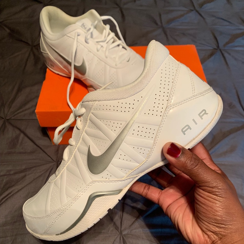 White Nike Ring Leader Low